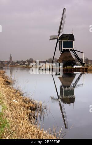 Mühle die Gelkenesmolen entlang der Ammersche Boezem Canal in der Nähe der Niederländischen Dorf Groot-Ammers Stockfoto