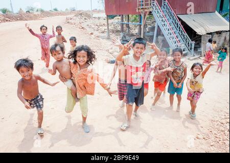 Kambodschanische Kinder, die gerne für die Kamera posieren, Provinz Kampong Cham, Kambodscha, Südostasien Stockfoto