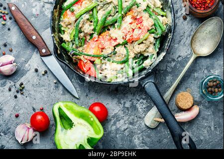 Protein Rührei mit Spargel Bohnen. Spiegeleier mit Gemüse Stockfoto