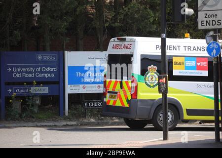 (200518) -- OXFORD, 18. Mai 2020 (Xinhua) -- das am 24. April 2020 aufgenommene Aktenfoto zeigt einen Krankenwagen, der an Schildern auf der Privatstraße Churchill Drive vorbei zum Oxford University Old Road Campus fährt, wo sich das Jenner Institute befindet, in Oxford, Großbritannien. Die Universität Oxford hat eine globale Lizenzvereinbarung mit AstraZeneca, Das wird Großbritannien bis September 30 Millionen Impfdosen zur Verfügung stellen, wenn die Studien erfolgreich sind, als Teil einer Vereinbarung über insgesamt 100 Millionen Dosen, sagte der britische Staatssekretär für Wirtschaft, Energie und Industriestrategie Alok Sharma Stockfoto