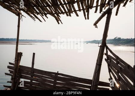 Blick von der Bambusbrücke bei Kampong Cham über den Mekong Fluss. Kambodscha, Südostasien Stockfoto