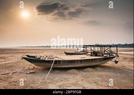 Sonnenuntergang über Booten auf dem Sand bei Ko Pen. Kambodscha, Südostasien Stockfoto