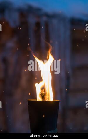 Feuer im Inneren Metall-taschenlampe vor einem hölzernen in einem samischen Dorf verschütten, Nördliches Norwegen Stockfoto