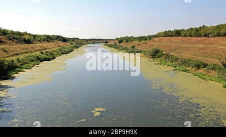 Künstliche Wasserstraße Canal in der Vojvodina in Serbien Stockfoto