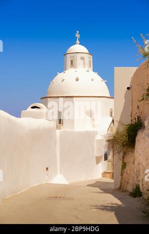 Typische Kuppelkirche in Fira auf der griechischen Insel Santorini Stockfoto