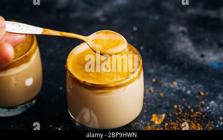Dalgona Kaffee trinken Hintergrund. Koreanischer Kaffee Getränk mit Schlagsahne Instant-Kaffee, Zucker und Milch. Stockfoto