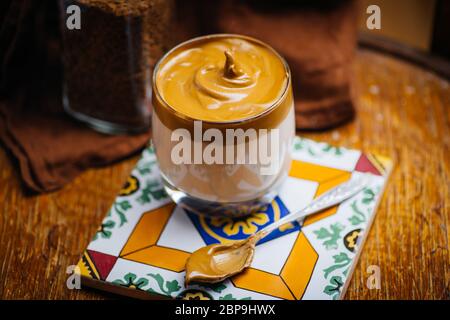 Dalgona Kaffee trinken Hintergrund. Koreanischer Kaffee Getränk mit Schlagsahne Instant-Kaffee, Zucker und Milch. Stockfoto