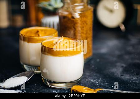 Dalgona Kaffee trinken Hintergrund. Koreanischer Kaffee Getränk mit Schlagsahne Instant-Kaffee, Zucker und Milch. Stockfoto