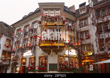 Traditionelles elsässisches Fachwerkhaus in der Altstadt von Straßburg, zur weihnachtszeit dekoriert, Elsass, Frankreich Stockfoto