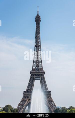 Der Eiffelturm , ein schmiedeeiserner Gitterturm auf dem Champ de Mars in Paris, Frankreich, benannt nach dem Ingenieur Gustave Stockfoto