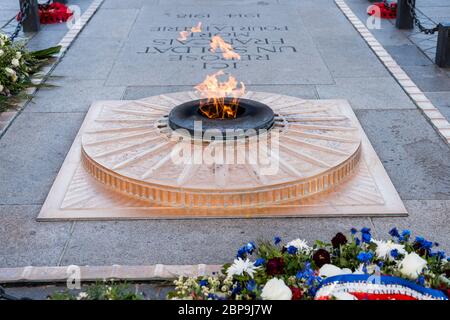 Die Flamme des Unbekannten Soldaten unter dem Triumphbogen in Paris, Frankreich Stockfoto
