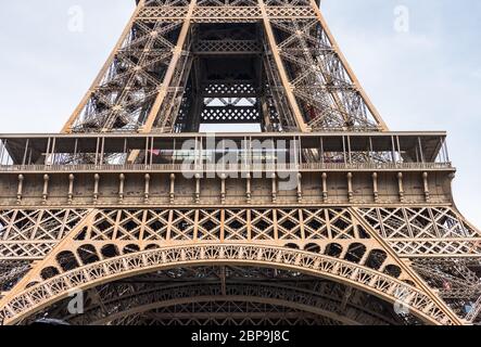 Der Eiffelturm , ein schmiedeeiserner Gitterturm auf dem Champ de Mars in Paris, Frankreich, benannt nach dem Ingenieur Gustave Stockfoto