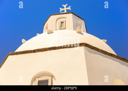 Typische Kuppelkirche in Fira auf der griechischen Insel Santorini Stockfoto