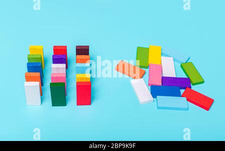 Ordnung und Chaos. Chaotischen unorganisierten farbige Steine und bestellt. Konzept der Geschäftsmodell, Organisation. Linken und rechten Hemisphäre des Gehirns. Stockfoto