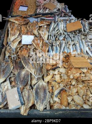 Verschiedene getrocknete Fische auf einem Markt in Sri Lanka gesehen Stockfoto