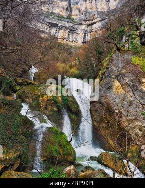 Wasserfälle am Urederra Fluss Stockfoto