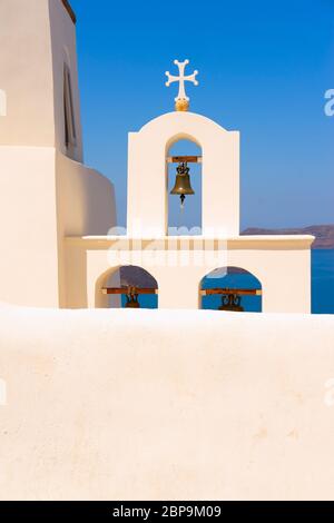 Typischer Kirchturm in Fira auf der griechischen Insel Santorini Stockfoto