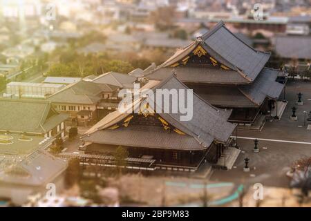 Luftaufnahme von Kyoto Higashi Honganji Tempel. Aus dem 17. Jahrhundert und von jodo Buddhismus besessen, es war die größte hölzerne Dachkonstruktion in der Welt. Stockfoto