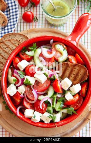 Lecker Griechischer Salat mit Feta und geröstetem Brot Stockfoto