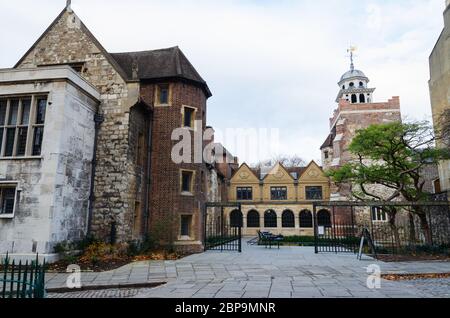 London, Großbritannien: 2. Dez 2017: Das London Charterhouse ist ein historischer Gebäudekomplex in Smithfield, London. Es stammt aus dem 14. Jahrhundert. Es war o Stockfoto