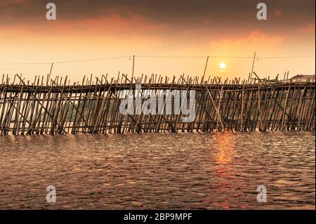 Bambusbrücke über den Mekong bei Sonnenuntergang. Ko Pen, Kambodscha, Südostasien Stockfoto