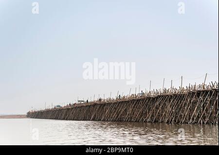 Bambusbrücke über den Mekong bei Dämmerung. Kampong Cham, Kambodscha, Südostasien Stockfoto