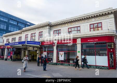 London, Großbritannien: 2. Dez 2017: Farringdon ist eine Londoner U-Bahn und mit der Hauptlinie verbundene National Rail Station in Clerkenwell, London. Es gibt einen Petit Pret Stockfoto