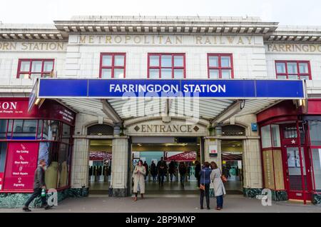 London, Großbritannien: 2. Dez 2017: Farringdon ist eine Londoner U-Bahn und mit der Hauptlinie verbundene National Rail Station in Clerkenwell, London. 1863 als der eröffnet Stockfoto