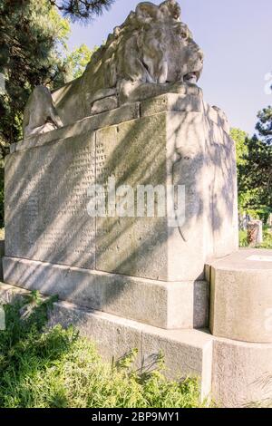 Steinlöwe auf dem Grab von John Jackson, Boxweltmeister auf dem Brompton Cemetery, einem der prachtvollen Seven London Friedhöfe Stockfoto