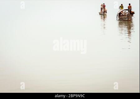 Eine kambodschanische Familie auf zwei Flussbooten auf dem Mekong. Kampong Cham, Kambodscha, Südostasien Stockfoto