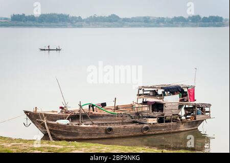 Boote auf dem Mekong River. Kampong Cham, Kambodscha, Südostasien Stockfoto