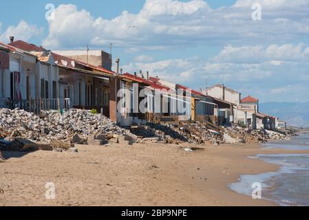 Leistungsschalter bedrohen Haus Bau an der Küste durch den Klimawandel? Stockfoto