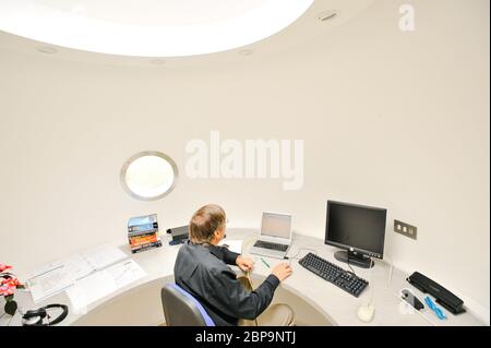 Ein Mann in seinem ungewöhnlichen Outdoor-Büro-Arbeitsbereich Archipod Schuppen Home Garden Office – Bilddatum Dienstag, 03. August 2010 (Saxby, North Yorkshire) Ph Stockfoto