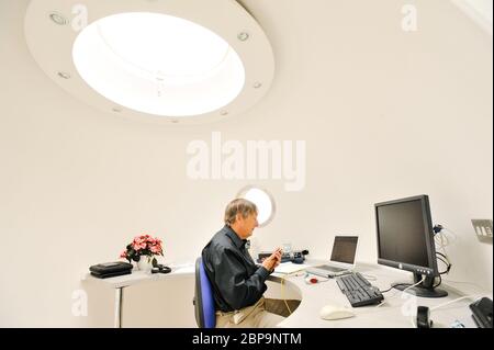 Ein Mann in seinem ungewöhnlichen Outdoor-Büro-Arbeitsbereich Archipod Schuppen Home Garden Office – Bilddatum Dienstag, 03. August 2010 (Saxby, North Yorkshire) Ph Stockfoto