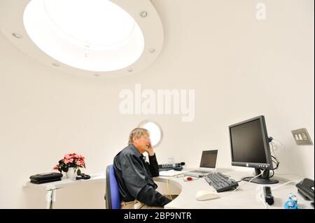 Ein Mann in seinem ungewöhnlichen Outdoor-Büro-Arbeitsbereich Archipod Schuppen Home Garden Office – Bilddatum Dienstag, 03. August 2010 (Saxby, North Yorkshire) Ph Stockfoto