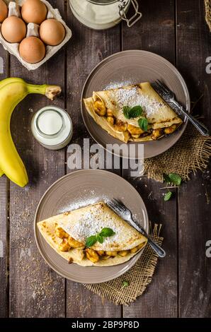 Pfannkuchen gefüllt mit karamellisierten Bananen und Nüssen Stockfoto