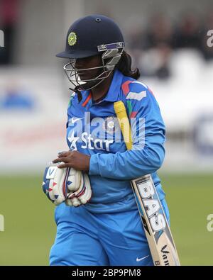 SCARBOROUGH, ENGLAND - der indische Thirush Kamini verlässt das Feld, nachdem er am Donnerstag, den 21. August 2014, während der ersten One Day International zwischen England Women und Indien Women in Scarborough CC, North Marie Road, Scarborough entlassen wurde. Stockfoto