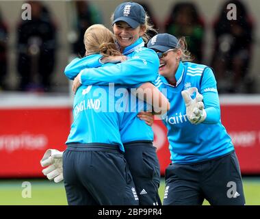 SCARBOROUGH, ENGLAND - Englands Sarah Taylor und Charlotte Edwards feiern mit Heather Knight, nachdem sie das Wicket von Indiens Smriti Mandhana während der ersten One Day International zwischen Englands Frauen und indischen Frauen in Scarborough CC, North Marie Road, Scarborough am Donnerstag, 21. August 2014 erobert haben (Quelle: Mark Fletcher MI News) Stockfoto