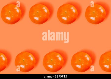 Mandarin-Muster auf hellem orangefarbenen Hintergrund mit Kopierraum. Stockfoto