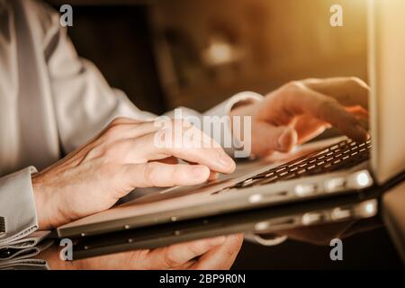 Nahaufnahme Von Kaukasischen Männlichen Geschäftsmann In Seinem Büro Arbeitet Auf Laptop-Computer. Stockfoto