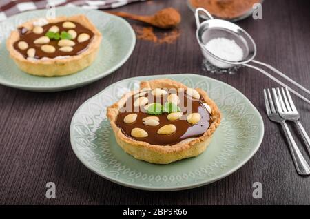 Schokolade Tartalets mit Nüssen, Zucker und Kakao Stockfoto