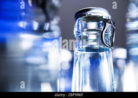 Nahaufnahme Von Mineralwasserflaschen Aus Klarem Glas Mit Pop-Up-Oberbesen. Stockfoto