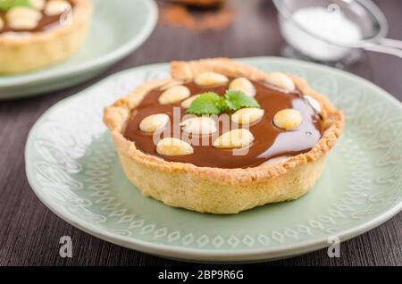 Schokolade Tartalets mit Nüssen, Zucker und Kakao Stockfoto
