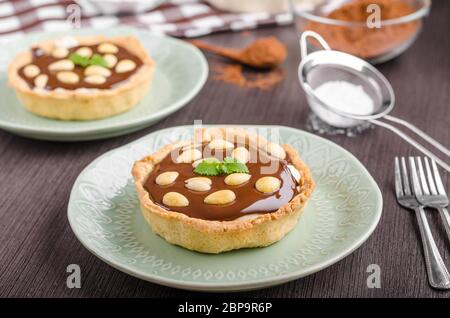 Schokolade Tartalets mit Nüssen, Zucker und Kakao Stockfoto