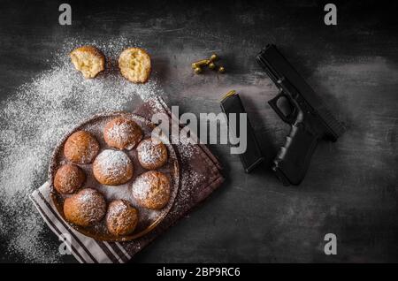 Hausgemachte Donuts mit Zucker und Pistole, amerikanische Polizist Morgen Stockfoto