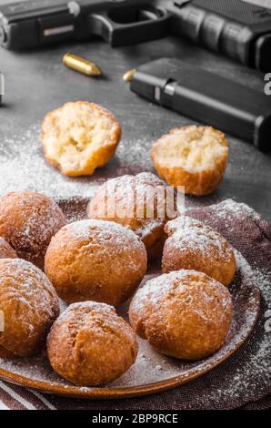 Hausgemachte Donuts mit Zucker und Pistole, amerikanische Polizist Morgen Stockfoto