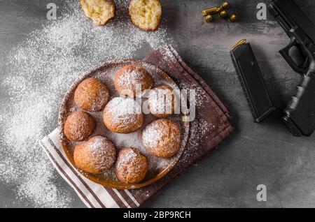 Hausgemachte Donuts mit Zucker und Pistole, amerikanische Polizist Morgen Stockfoto