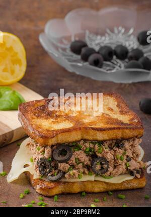 French Toast mit Thunfisch und Oliven, einfaches, aber leckeres Frühstück Stockfoto