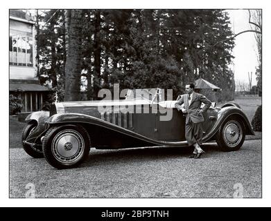 Vintage Bugatti Typ 41 Royale Esders Roadster, Archiv 1927 Jean Bugatti steht neben dem Bugatti Typ 41, besser bekannt als Royale, ist ein großer Luxuswagen von 1927 bis 1933 mit einem Radstand von 4.3 m (169.3 in) und einer Gesamtlänge von 6.4 m (21 ft). Er wiegt ca. 3,175 kg (7,000 lb) und verwendet einen 12.763-Liter-Motor (778 Cu in) mit acht Liter Hubraum. Das Royale ist eines der größten Autos der Welt. Jean Bugatti war französischer Automobildesigner und Testingenieur. Der in Köln geborene Gianoberto Maria Carlo Bugatti war der älteste Sohn von Ettore Bugatti. Stockfoto