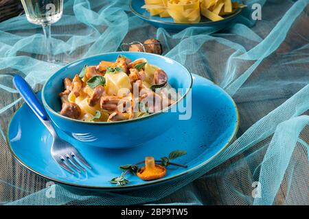 Pappardelle mit Käsesoße und frischen Pfifferlingen Stockfoto